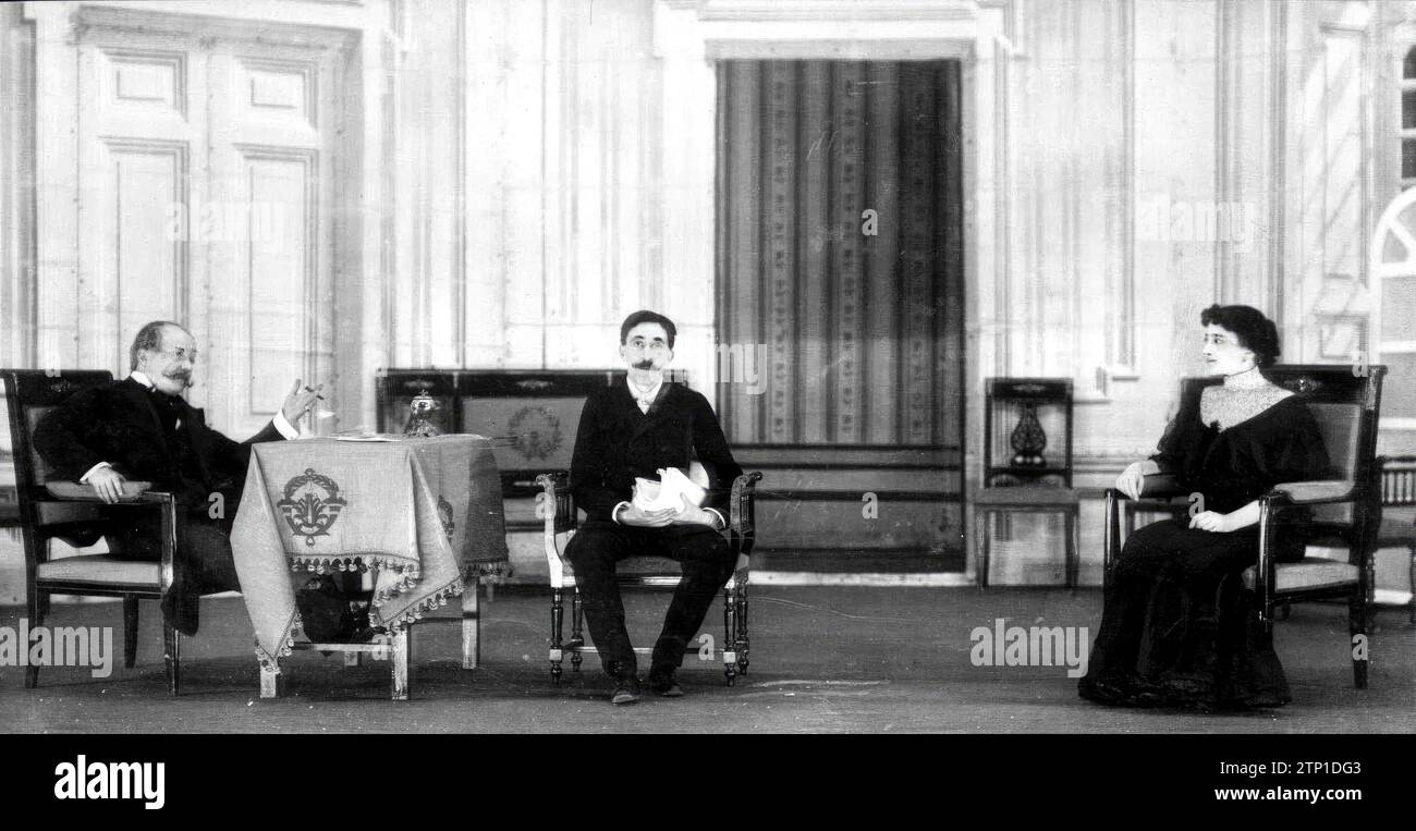 11/26/1906. "A Reading", antipasto originale del signor Muñoz Seca. Signor Ramírez, signor Mendiguchía, signorina Pérez de Vargas. Crediti: Album / Archivo ABC Foto Stock