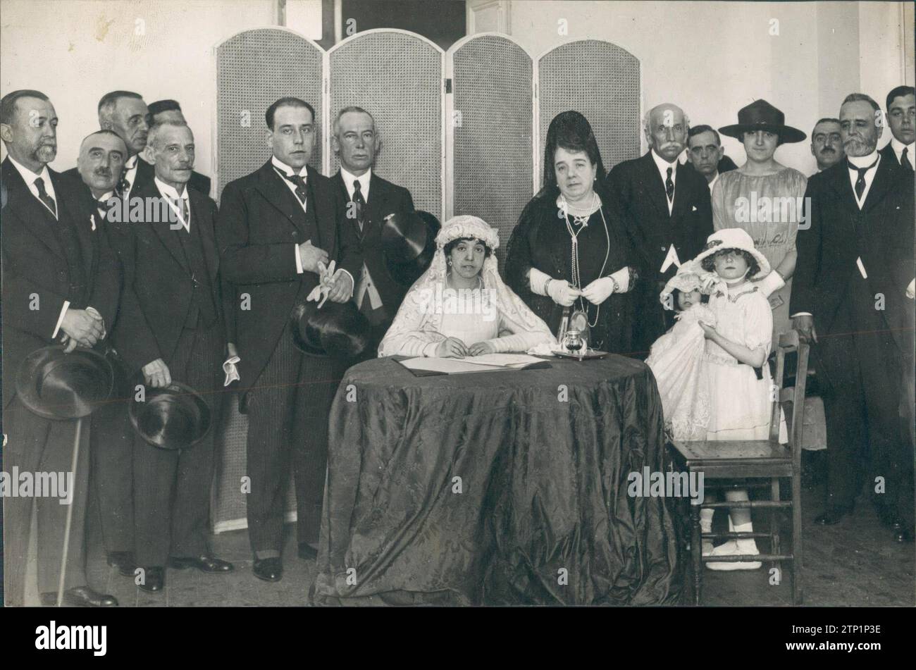 22/06/1919. Madrid. Nella chiesa dell'asilo del sacro cuore. Matilde Bugallal firma il verbale del suo matrimonio con il signor Luis UserA, celebrato ieri con l'aiuto dei signori dato e Sánchez Guerra. Crediti: Album / Archivo ABC / José Zegri Foto Stock