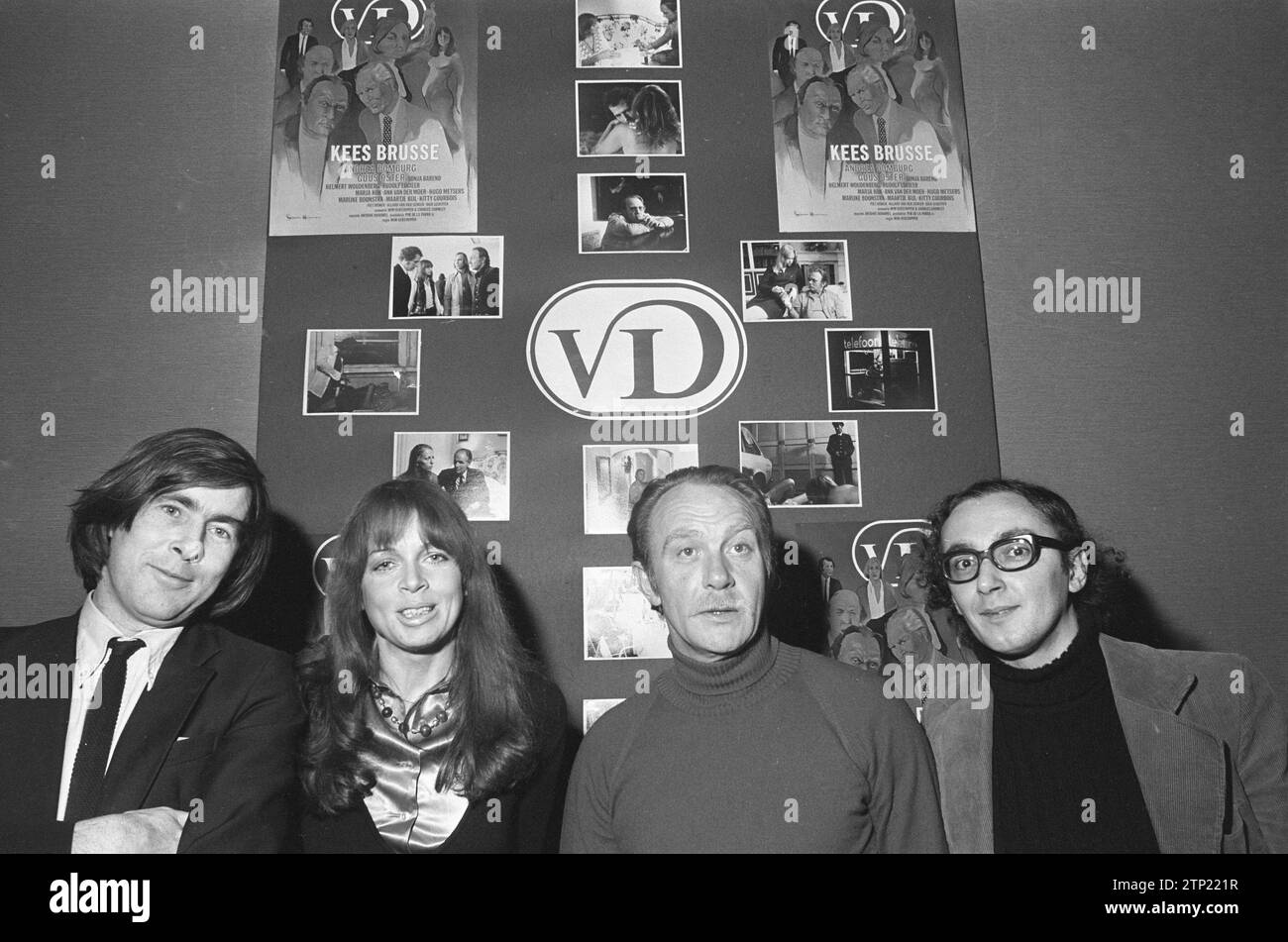 Pre-premiere del film olandese VD, da sinistra a destra. Wim Verstappen (regista), Sonja Barend, Kees Brusse e produttore PIM de la Parra per poster CA. 15 dicembre 1972 Foto Stock
