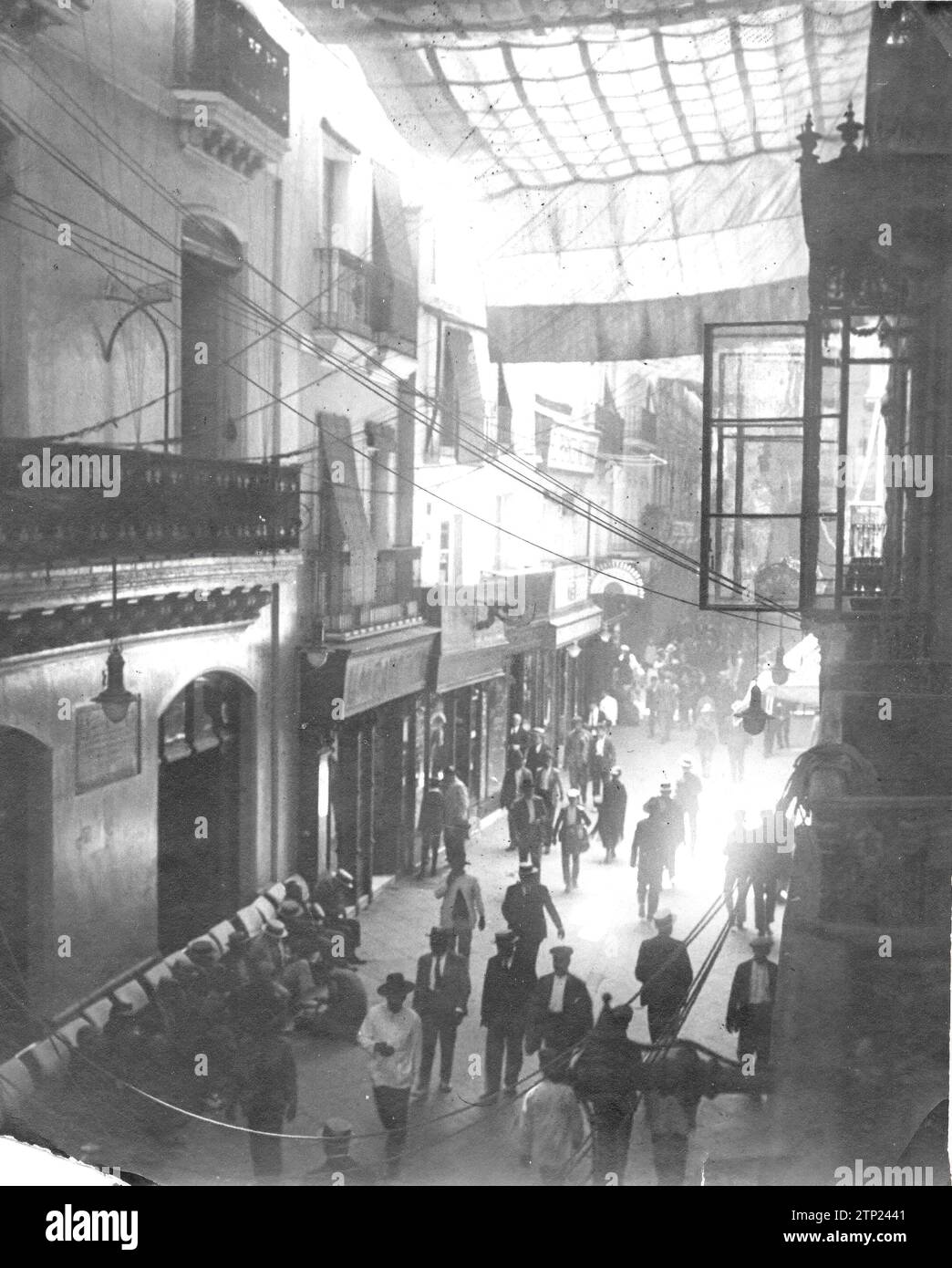 Sierpes Street a Siviglia. Candele per il calore. Estate 1920. Crediti: Album / Archivo ABC / Juan Barrera Foto Stock