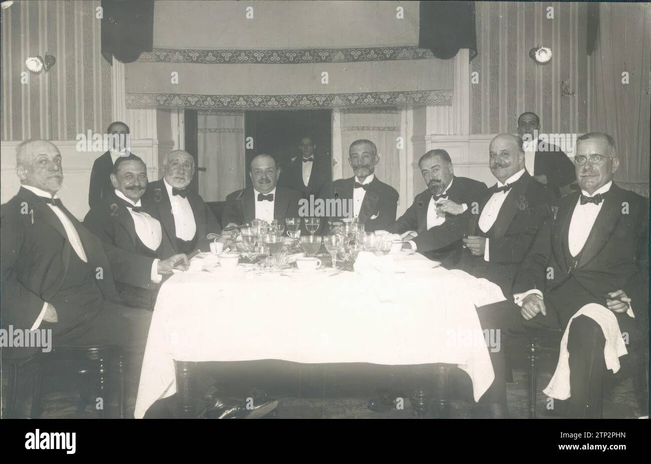 09/02/1919. Saint Sebastian. Banchetto commentato. Gli ex ministri liberali, signori Villanueva (1), García Prieto (2), Suárez Inclan (3), Ruiz Valarino (4), duca di Almodovar (5), Alba (6) e Alvarado (7), che hanno partecipato ad un pasto al grande Casinò, invitato da Navarrese Mr. Reverter (8). Crediti: Album / Archivo ABC / Martín Foto Stock