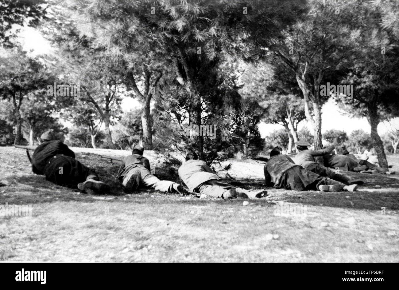 07/31/1936. Un gruppo avanzato che sparava contro le truppe nazionali che stavano cercando di avanzare. Crediti: Album / Archivo ABC / José Díaz Casariego Foto Stock