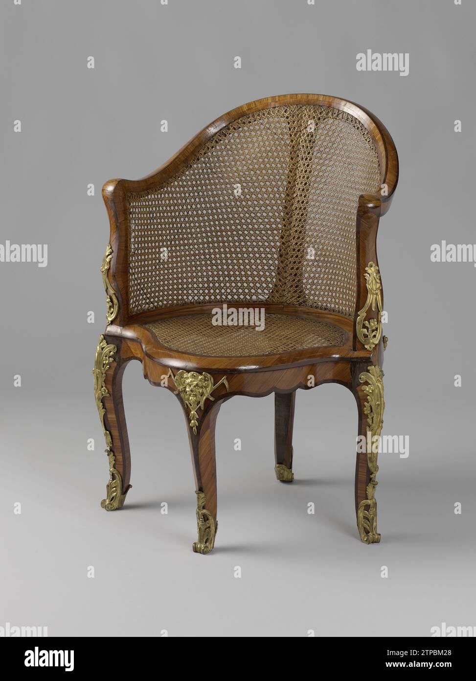 Sedia da scrivania, Etienne Meunier, c. 1760 - c. 1770 sedia da ufficio, con canne ricoperte e incollate con rosa e palissandro su un nucleo di legno di beukewood. La sedia è fortemente raschiata sul retro e sul davanti. Le gambe piegate a forma di S passano nella finestra e indossano una pastella in bronzo dorato con motivi a rocaille. La gamba davanti porta una maschera del tempo. Le stelle del bracciolo sono allungate a forma Di S e si trasformano nella soglia superiore rotonda, all'indietro, della parte posteriore. Portano, così come la regola sul retro. Legno di Parigi (materiale vegetale). faggio (legno). rosewood (legno). cuore viola (legno). kingwood (legno). bronzo (io Foto Stock