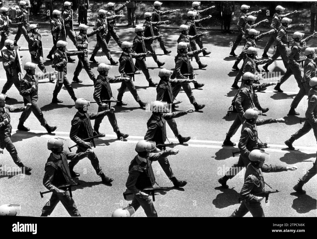 24/05/1975. Passaggio di un contingente della polizia armata, appartenente alle Brigate speciali antisommossa. Crediti: Album / Archivo ABC / Manuel Sanz Bermejo Foto Stock