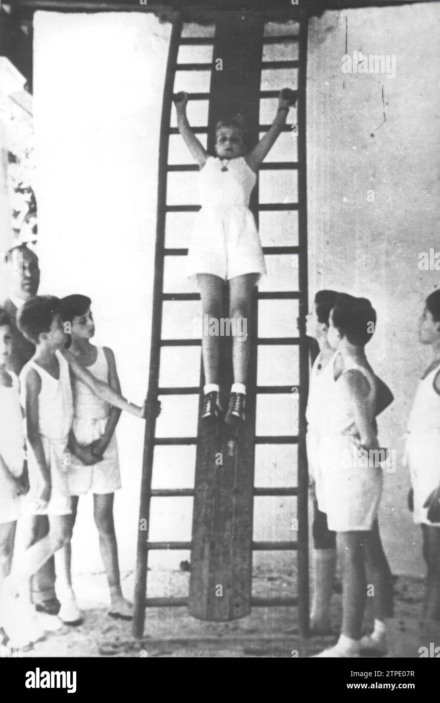 01/01/1948. Juan Carlos de Borbón: Educazione sportiva del principe, essendo l'insegnante di educazione fisica, Heliodoro Ruiz. Crediti: Album / Archivo ABC Foto Stock