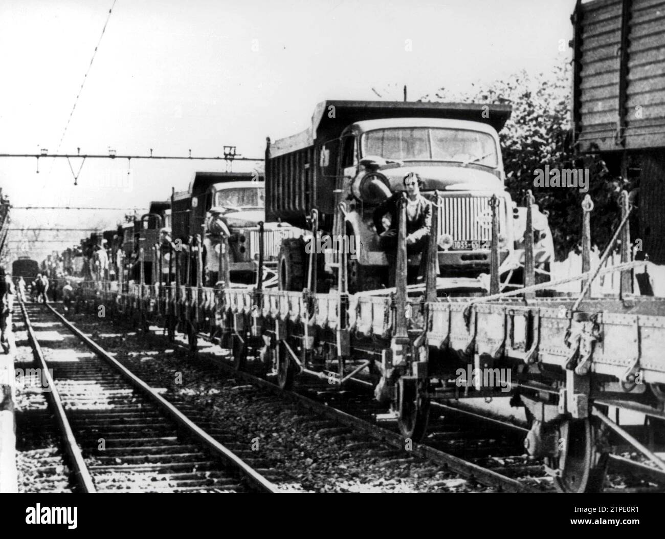 22/10/1975. Camion sulle piattaforme ferroviarie per portare il cibo alla marcia verde. Crediti: Album / Archivo ABC Foto Stock
