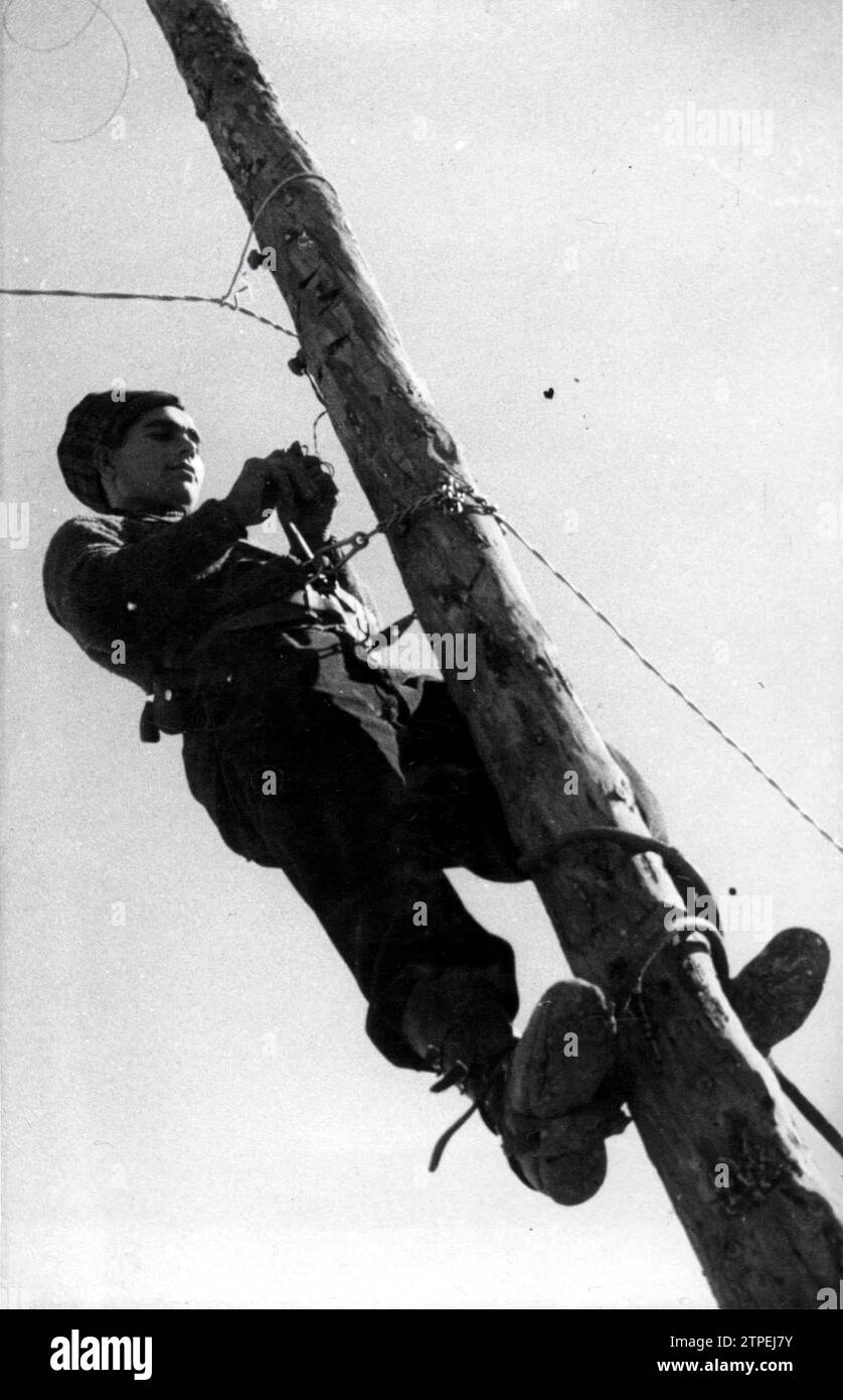 12/31/1936. Un miliziano che fissa le comunicazioni telefoniche dopo un'operazione contro i cittadini. Crediti: Album / Archivo ABC / José Díaz Casariego Foto Stock
