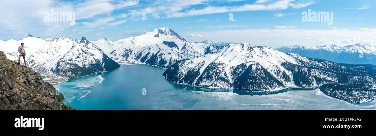 Gli escursionisti ammirano lo splendido lago Garibaldi da Panorama Ridge. Foto Stock