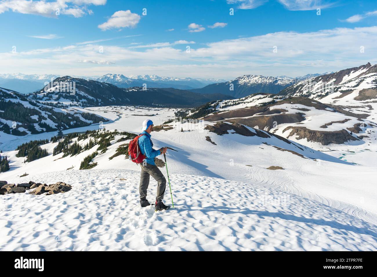 Gli escursionisti esplorano vasti panorami innevati nell'entroterra della Columbia Britannica. Foto Stock Gli escursionisti esplorano vasti panorami innevati nell'entroterra della Columbia Britannica. Foto Stock
