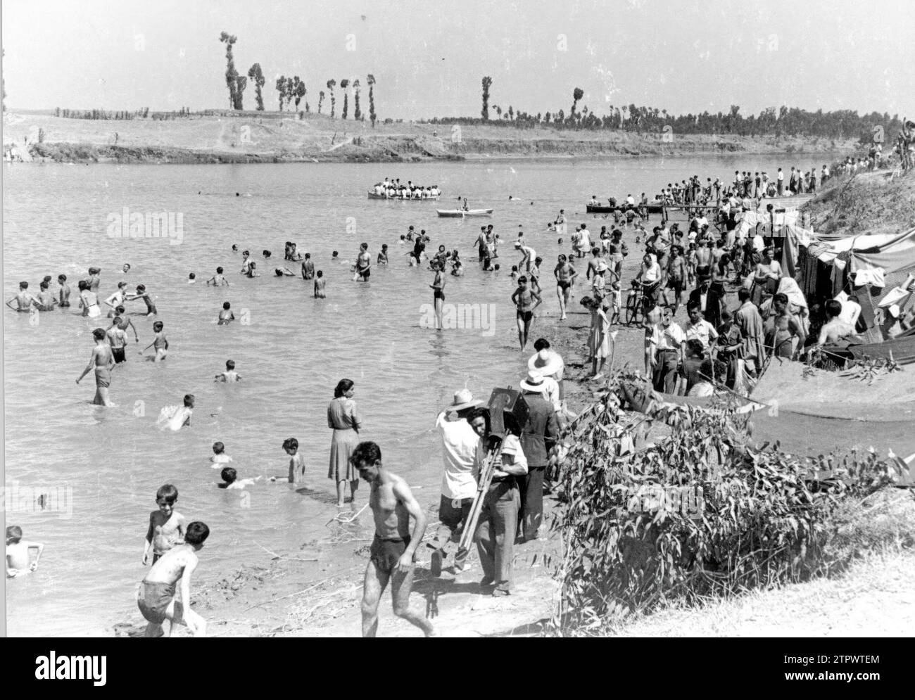 12/31/1950. Gente che fa il bagno a Siviglia, nel fiume Guadalquivir. Crediti: Album / Archivo ABC / Serrano Foto Stock