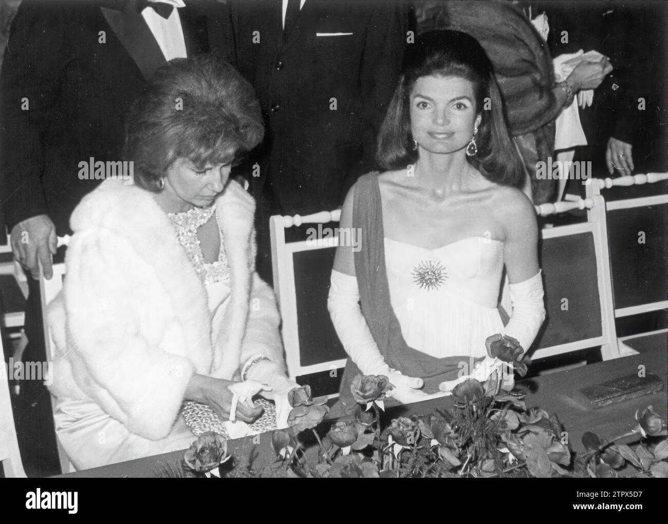 Siviglia, aprile 1966. La duchessa d'Alba con Jacqueline Kenndy alla Casa de Pilatos. Crediti: Album / Archivo ABC Foto Stock