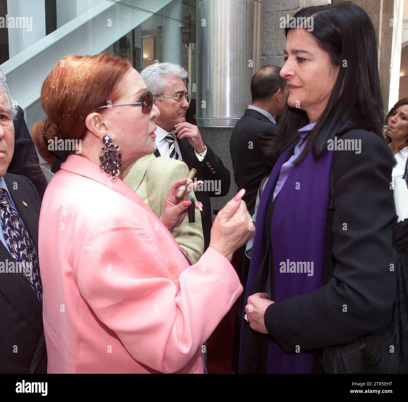 05/01/2001. Madrid. 02-05-01-Festa della comunità. Ricevimento ufficiale.- foto. Chema Barroso.-Arcivescovo nell'Aimagen Sara Montiel- Alicia Alonso. Crediti: Album / Archivo ABC / José María Barroso Foto Stock