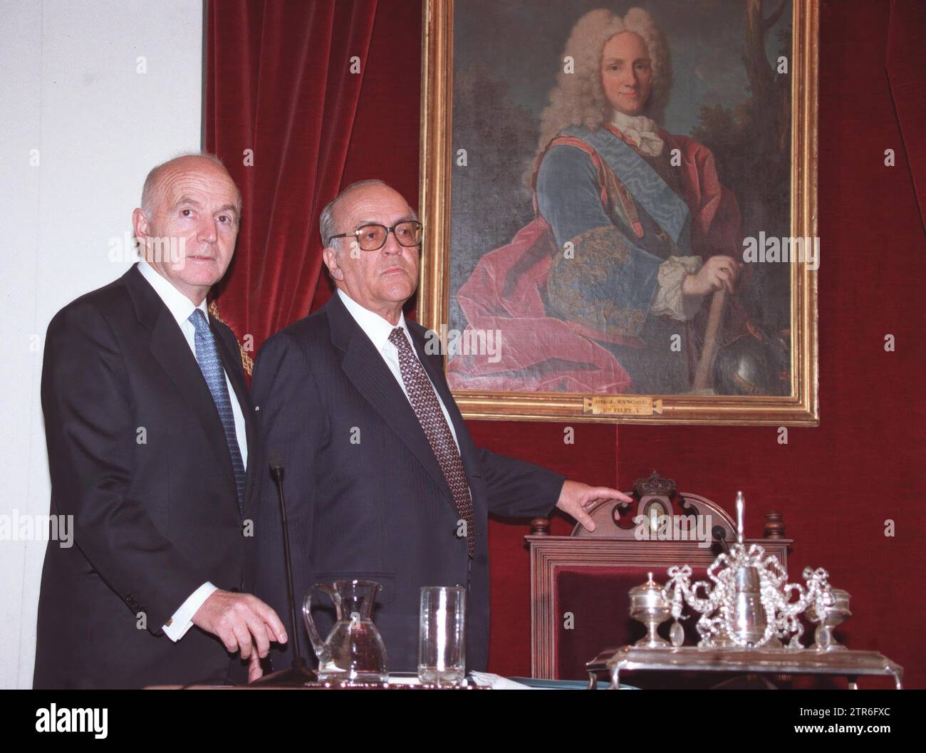 19/11/2000. Madrid....20..11..00..conferenze presso l'Accademia di storia..... Leopoldo Calvo Sotelo e Gonzalo Anes....Photo Jaime García. Crediti: Album / Archivo ABC / Jaime García Foto Stock