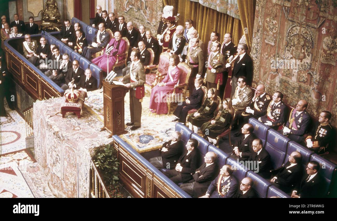 22/11/1975. Incoronazione di Don Juan Carlos come re di Spagna l'11-22-75 nel suo primo discorso. Crediti: Album / Archivo ABC Foto Stock