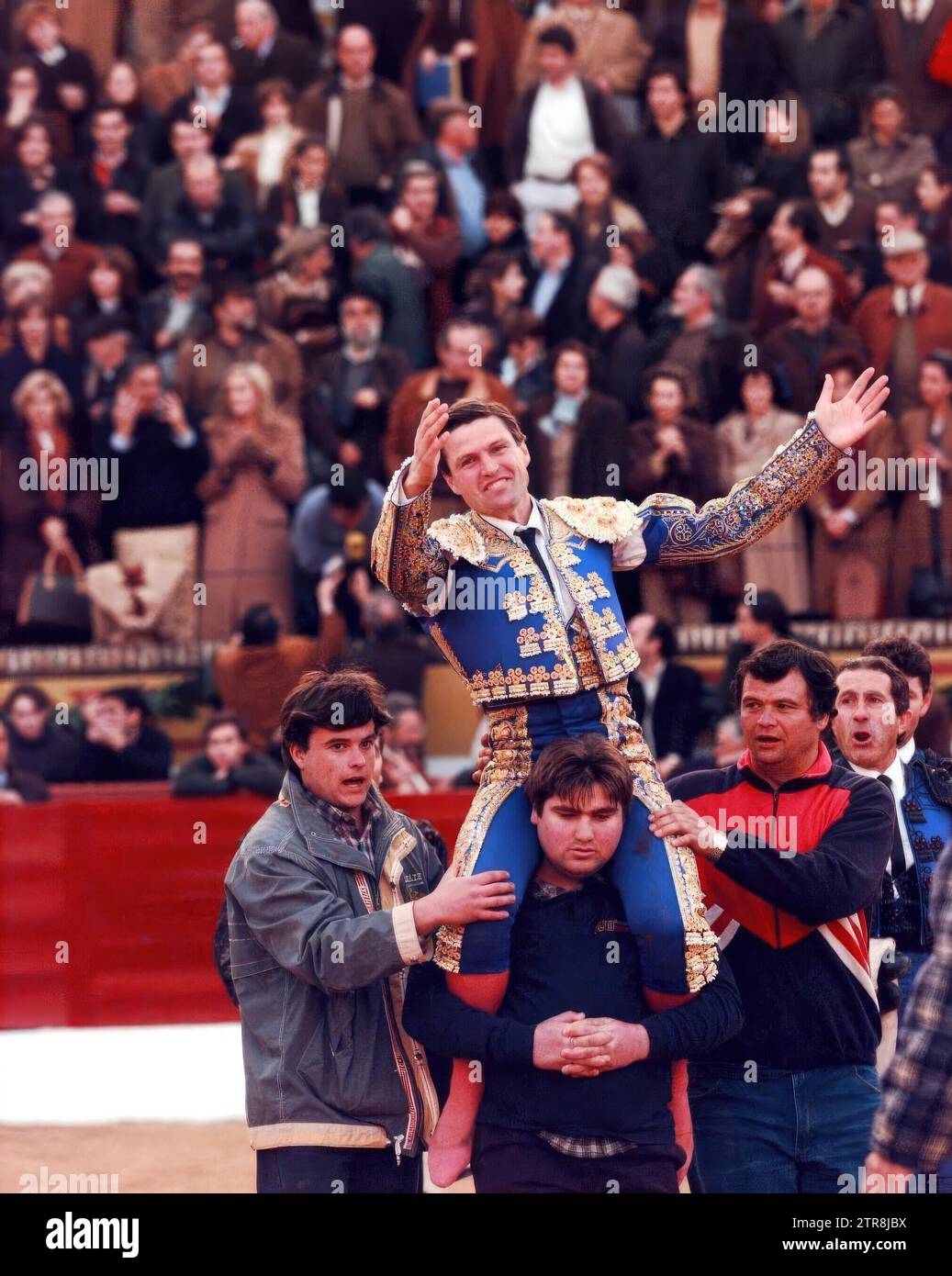 Olivenza (Badajoz), 03/06/1999. Ritorno alle arene di Juan Antonio Ruiz «Espartaco». Nell'immagine, lasciandosi sulle spalle attraverso la grande porta dopo aver tagliato tre orecchie. Crediti: Album / Archivo ABC / Juan Manuel Serrano Becerra Foto Stock