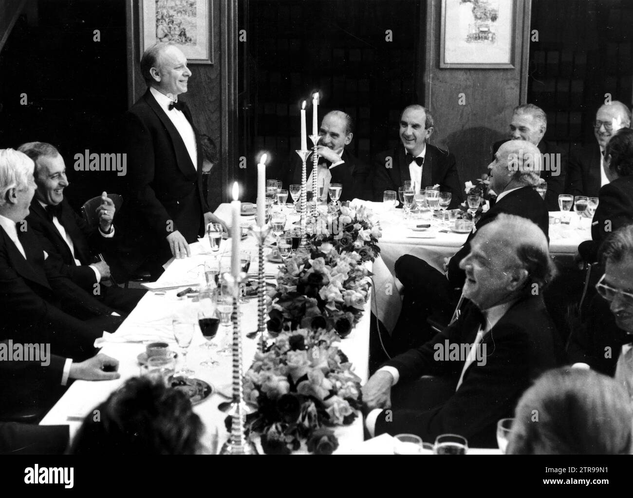 06/01/1987. Insieme a queste righe, Manuel Summers, vincitore del premio Mingote, parla alcune parole. Alla sua destra, Francisco Pérez Caramés e Guillermo Luca de Tena. In primo piano, José Mario Armero. Sullo sfondo, da sinistra a destra, Antonio Fontán, José Luís Yuste, José Joaquín Ysasi-Ysasmendi e Juan Herrera. Crediti: Album / Archivo ABC Foto Stock