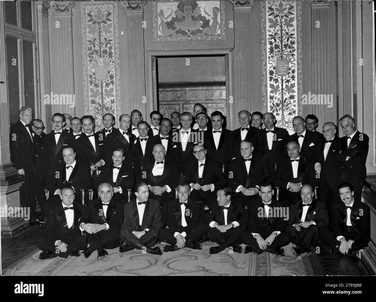 05/01/1963. Seduto a terra, a sinistra. A destra, Antonio de Obregón, Sabino Alonso Feuyo, Gregorio Marañón moya, Torcuato Luca de Tena, Carlos Sentis, Pablo de Irazazabal, Julián Cortes-Cavanillas, Jesús de la Serna. In secondo luogo, Manuel Fraga, Alfonso de la Serna, Juan Ignacio Luca de Tena, Emilio Romero, Fernando García Castell, José Solís Ruiz. In piedi, Guillermo Luca de Tena, Pedro Pujol, Jesús Revuelta, Melchor Fernández Almagro, Conde sta. Mª Paredes, Santiago Nadal, José Luís Vázquez Dodero, Ramón Pastor, Luís Rosales, Antonio Carrera, José Mª Ruiz Gallardón, Jaime de Foxá, Gonzalo FD Foto Stock