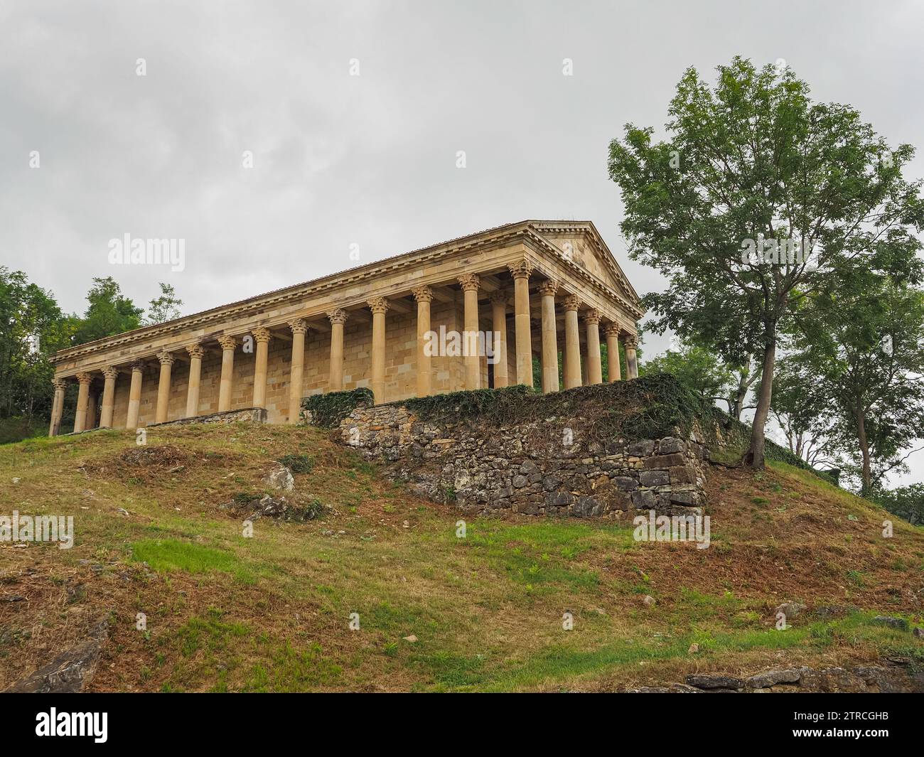 Sulla collina si trova il santuario cattolico Partenone di Las Fraguas o chiesa di San Jorge. Architettura neoclassica. Arenas de Iguña, Cantabria, Spagna. Foto Stock