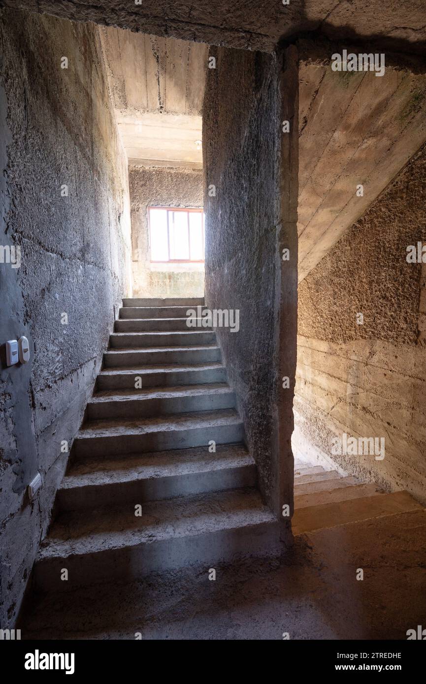 Corridoio con scale senza decorazione in puro cemento grigio Foto Stock