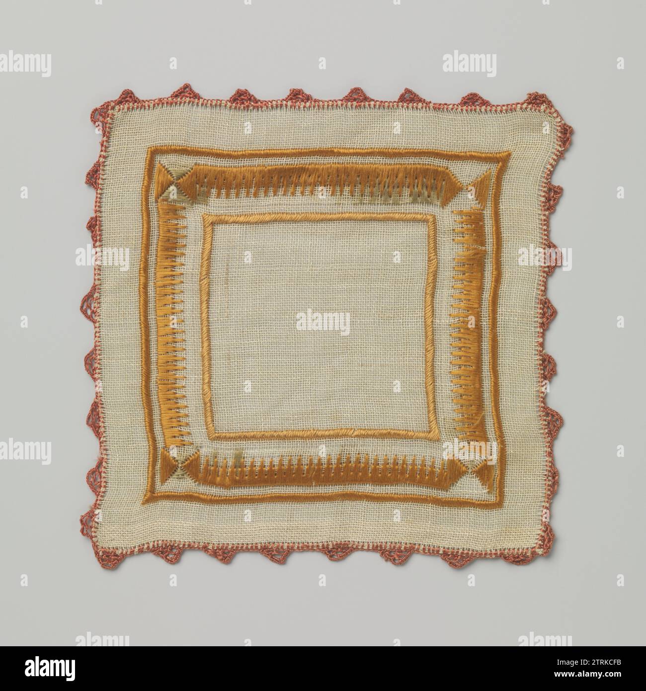 Abito di formaggio écru (?) Con ricami colorati nel floszijde., scuola industriale De Windroos, c. 1920 - c. 1930 abito di formaggio écru (?) Con ricami colorati nel floszijde. Modello rigido con un bordo di cuciture satinate arancioni e verdi a forma di dente. Finitura con uncinetto rosa-rosso. Rotterdam, CA. 1920-1930. Stato: Quasi tutti i floszijds verdi sono usurati. Biancheria Rotterdam (materiale). Abito da ricamo in seta di tessuto di formaggio écru (?) Con ricami colorati nel floszijde. Modello rigido con un bordo di cuciture satinate arancioni e verdi a forma di dente Foto Stock