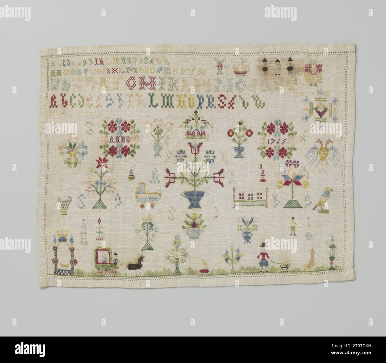 Merklap in seta multicolore su lino, Anonymous, 1765 Patch di marca in seta su lino. Il ricamo ha l'anno 1765, le iniziali GS, TB, KR, ai, SE, HG E SG. Il ricamo ha anche lettere e figure e varie fermate, tra cui uccelli, una culla, un letto, un uomo con un cane e un mulino. Friesland (forse) seta. Biancheria (materiale) ricamo Patch marchio da seta su lino. Il ricamo ha l'anno 1765, le iniziali GS, TB, KR, ai, SE, HG E SG. Il ricamo ha anche lettere e figure e varie fermate, tra cui uccelli, una culla, un letto, un uomo con un cane e un mulino. Patatine fritte Foto Stock