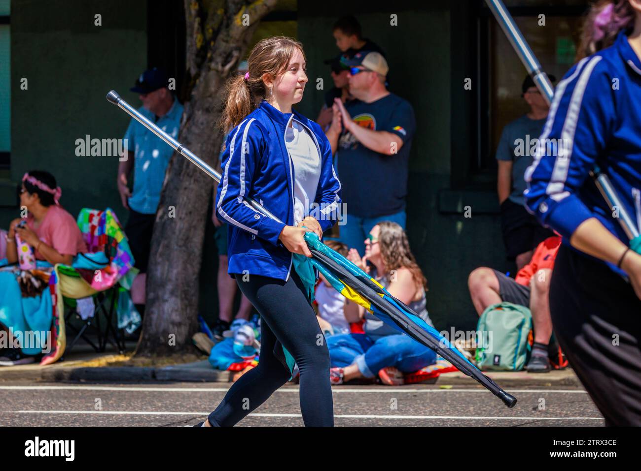 Portland, Oregon, USA - 10 giugno 2023: Skyview High School Band nella Grand Floral Parade, durante il Portland Rose Festival 2023. Foto Stock