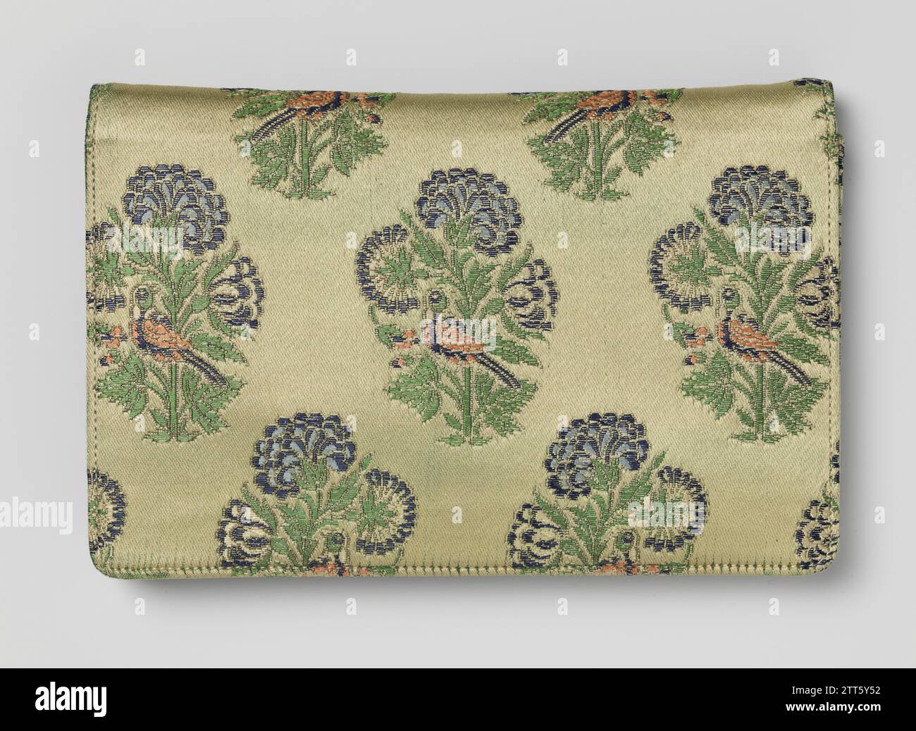 Borsa in modello rettangolare con valvola, di broccato verde-giallo con un motivo di fiori e uccelli, con una fiera e uno specchio, fa. Van Goethem, c. 1950 Borsa in modello rettangolare rinforzato con valvola, di broccato verde-giallo con motivi floreali sciolti, ciascuno con un uccello. All'interno, una stretta tasca anteriore e posteriore e una grande sezione centrale. Nel vano centrale, da un lato, un Beige Ripszijde e una borsa valori a staffa con chiusura in rame, in cui un tampone in polvere e, dall'altro, una scatola con specchio rettangolare, bordato di pelle scamosciata, su una striscia di seta. La b Foto Stock