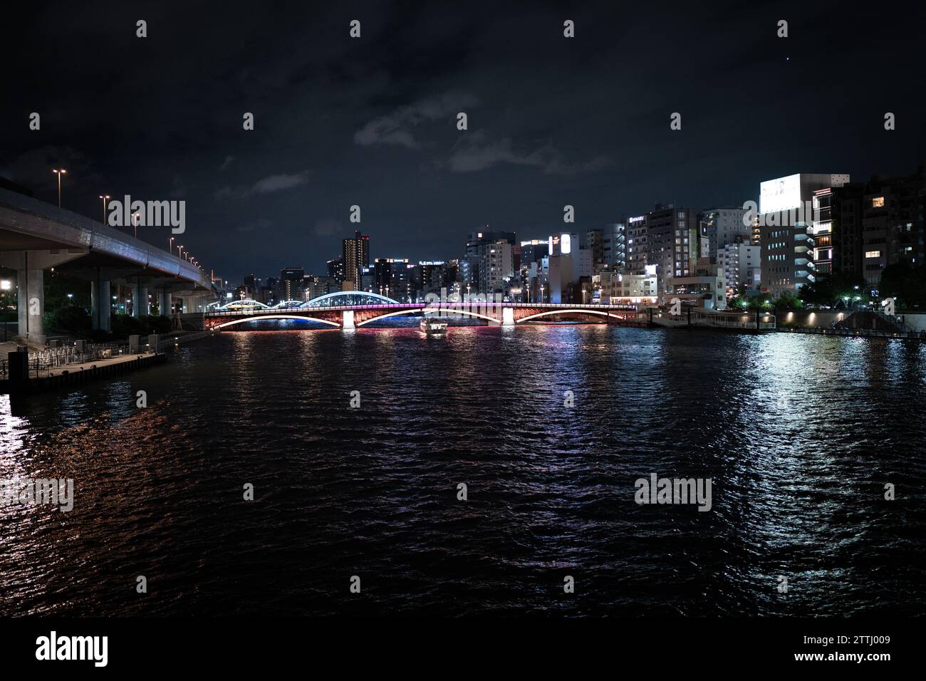 foto notturna del fiume sumida a tokyo, giappone, con luci colorate del ponte Foto Stock