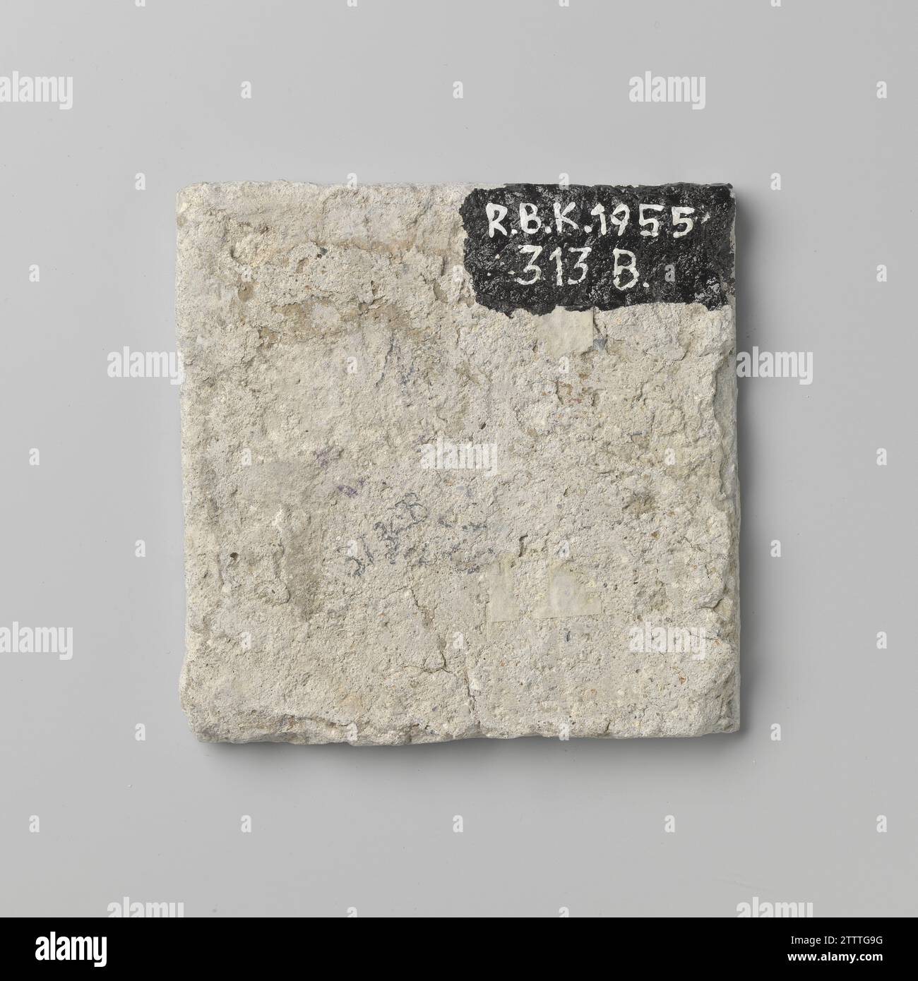 Piastrella con lo stemma della città di Den Bosch, Anonimo, c. 1700 - c. 1750 piastrella d'arma con uno stemma della città dipinto di blu indossato da due angeli con l'iscrizione in fondo: Hartogen Bos. Negli angoli, un ragno. Terracotta olandese. Piastrella per armi in maiolica con smalto di stagno con uno stemma della città dipinto di blu indossato da due angeli con l'iscrizione in fondo: Hartogen Bos. Negli angoli, un ragno. Terracotta olandese. glassa in maiolica di stagno Foto Stock