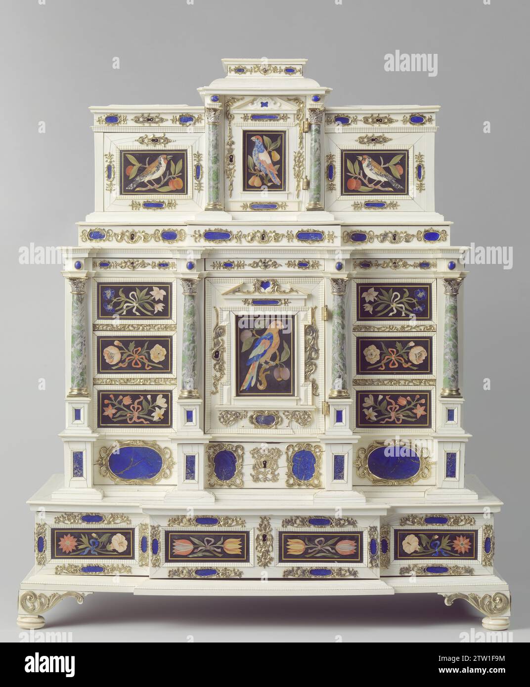 Gabinetto, Elias Boscher, anonimo (attribuzione respinta), c. 1660 - c. 1670 Gabinetto con struttura a gradini di ago, quercia, acero ed ebano e ginepro. Lushed con avorio ed ebano, lettera, ulivo e legno viola, intarsiato con Lapis Lazuli e pietre costose plaquette con uccelli, frutta e fiori, colonne di Crisopraas, pastella di argento dorato e rame dorato. Lavoratore del mobile: Augsburgmaker: Florencesilversmith: AugsburgFurniworker: Augsburg Softwood. quercia (legno). acero (legno). ebano (legno). ginepro (legno). oliva (legno). kingwood (legno). ivory. lapis lazuli (roccia). crisoprasio. toccate Foto Stock