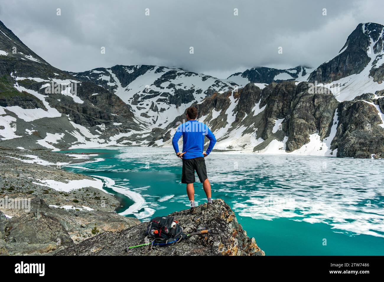 L'escursionista si ferma per riflettere sulla bellezza del lago Wedgemount. Foto Stock