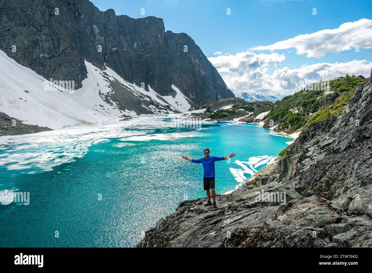 Il viaggiatore esuberante celebra lo splendore del lago Wedgemount a braccia aperte. Foto Stock