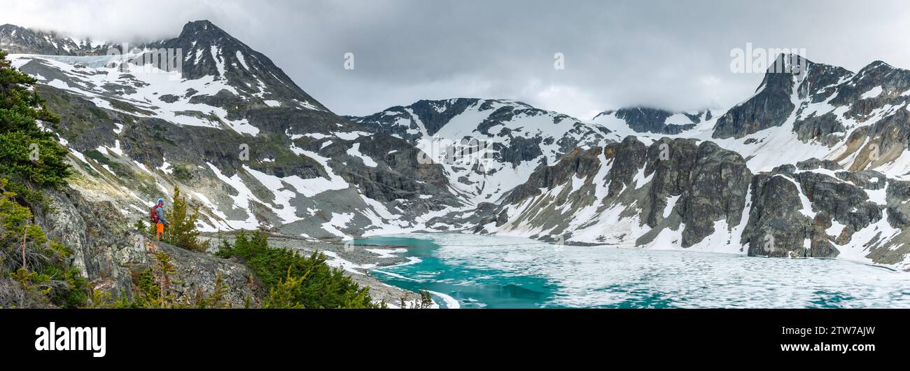 Gli escursionisti esplorano lo splendido terreno alpino del Wedgemount Lake Trail. Foto Stock