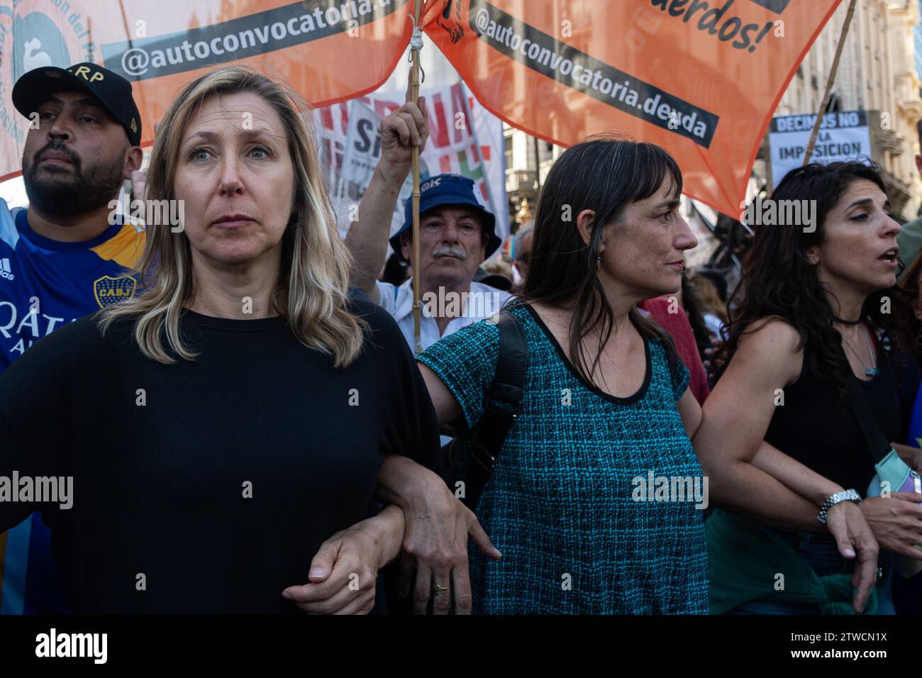 Buenos Aires, Argentina, Argentina. 20 dicembre 2023. Argentina, Buenos Aires, 2023-12-20. Myriam Bregman (deputato nazionale del Partido de los Trabajadores Socialistas) insieme a Romina del Pla (deputato nazionale del Partido Obrero) arrivano a partecipare alla prima manifestazione contro il governo di Javier Milei dopo aver applicato un forte aggiustamento economico e un protocollo anti-dimostrazione. Foto di Sebastian Hipperdinger/Faro Collective/Sipa USA. Credito: SIPA USA/Alamy Live News Foto Stock