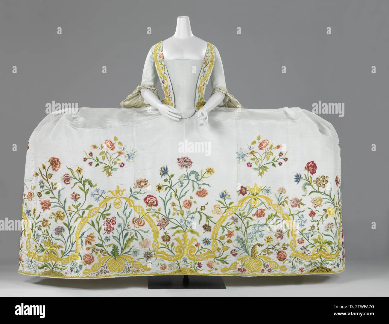 Abito (Mantova) con Train, Anonymous, 1759 Gonna di un abito da sposa di colore azzurro, laterale a otto corsie, multicolore con fiori di seta ricamati. Francia?, 1759. Francia (forse) seta. Gonna da ricamo di un abito da sposa di colore azzurro, laterale a otto corsie, multicolore con fiori ricamati in seta. Francia?, 1759. Francia (forse) seta. ricamo Foto Stock