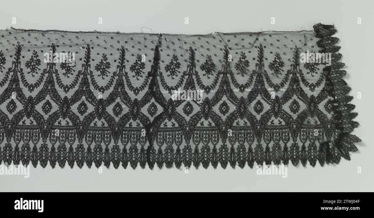 Striscia di lato macchina nero con cartigli a diamante, anonimo, c. 1880 - c. 1899 Striscia di lato macchina nero: Lato Chantilly Machinal. Il modello ripetitivo e quasi simmetrico consiste leggermente al di sotto della linea centrale della striscia di una successione di cartigli a forma di diamante. Ogni finestra è coronata da una stretta parte superiore a forma di molla su C-Voluten. Tra le finestre c'è una ghirlanda di foglie con un fiore di rosetta e un ramo di rosa sciolto sopra di essa e moesjes. Nella parte inferiore scorre dietro i finestrini lungo una carreggiata orizzontale dritta. Ci sono tre semiovali con perdite più lunghe con punti in t Foto Stock