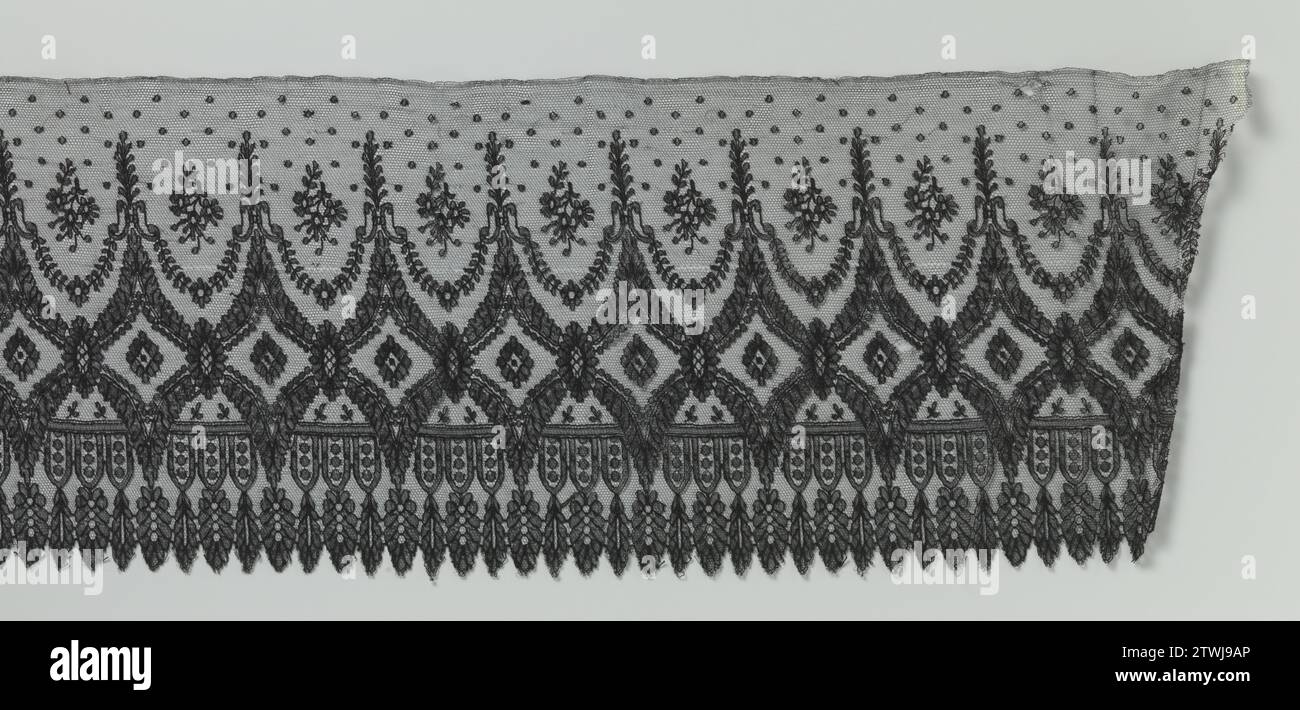 Striscia di lato macchina nero con cartigli a diamante, anonimo, c. 1880 - c. 1899 Striscia di lato macchina nero: Lato Chantilly Machinal. Il modello ripetitivo e quasi simmetrico consiste leggermente al di sotto della linea centrale della striscia di una successione di cartigli a forma di diamante. Ogni finestra è coronata da una stretta parte superiore a forma di molla su C-Voluten. Tra le finestre c'è una ghirlanda di foglie con un fiore di rosetta e un ramo di rosa sciolto sopra di essa e moesjes. Nella parte inferiore scorre dietro i finestrini lungo una carreggiata orizzontale dritta. Ci sono tre semiovali con perdite più lunghe con punti in t Foto Stock