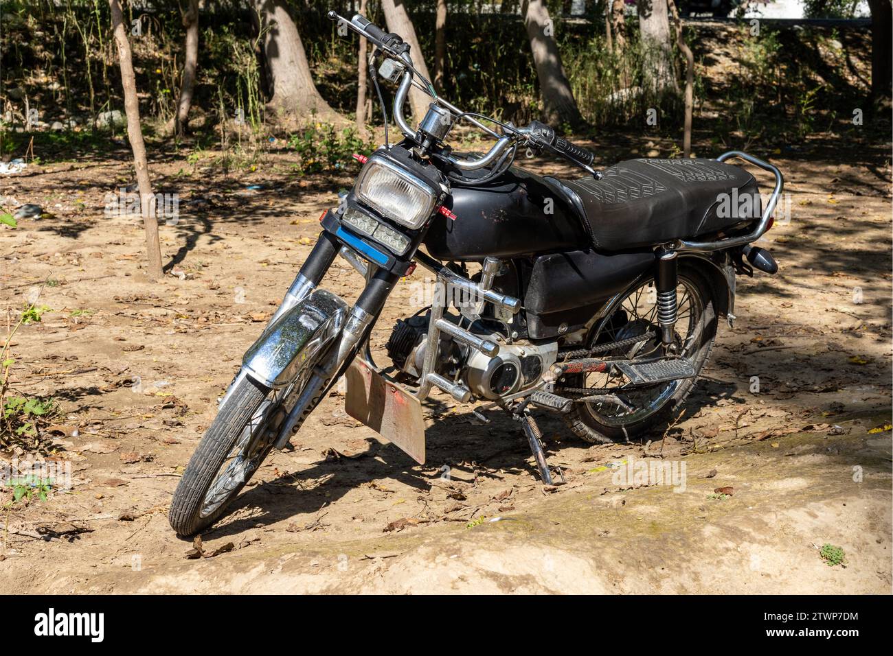 Una bicicletta a due tempi parcheggiata in uno scenario selvaggio Foto Stock
