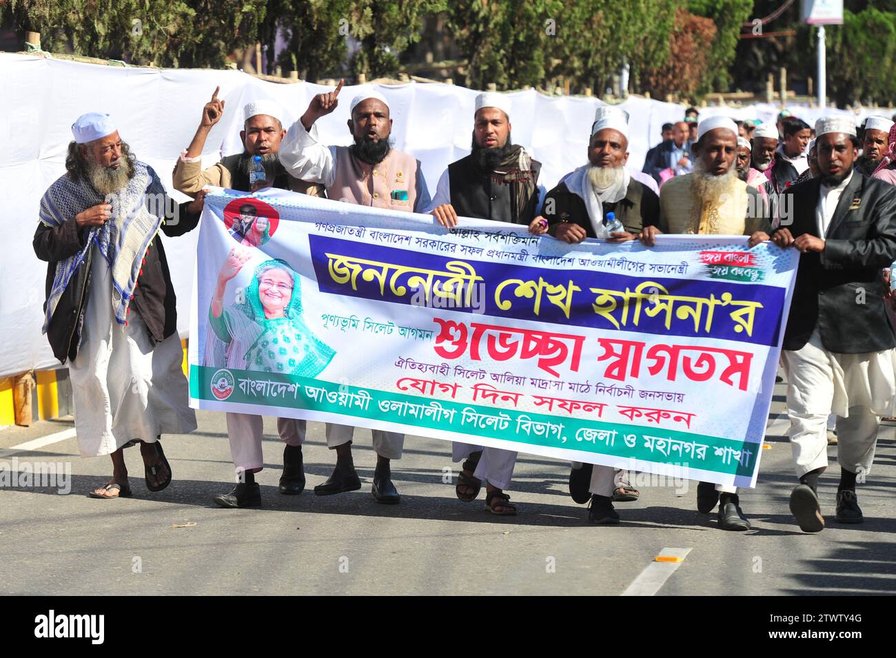 Non esclusiva: Leader di partito, attivisti e sostenitori sono venuti nel campo di Sylhet Alia Madrasa con una processione con i simboli di party Boat nella manifestazione elettorale di Foto Stock