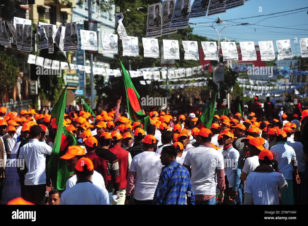 Non esclusiva: Leader di partito, attivisti e sostenitori sono venuti nel campo di Sylhet Alia Madrasa con una processione con i simboli di party Boat nella manifestazione elettorale di Foto Stock