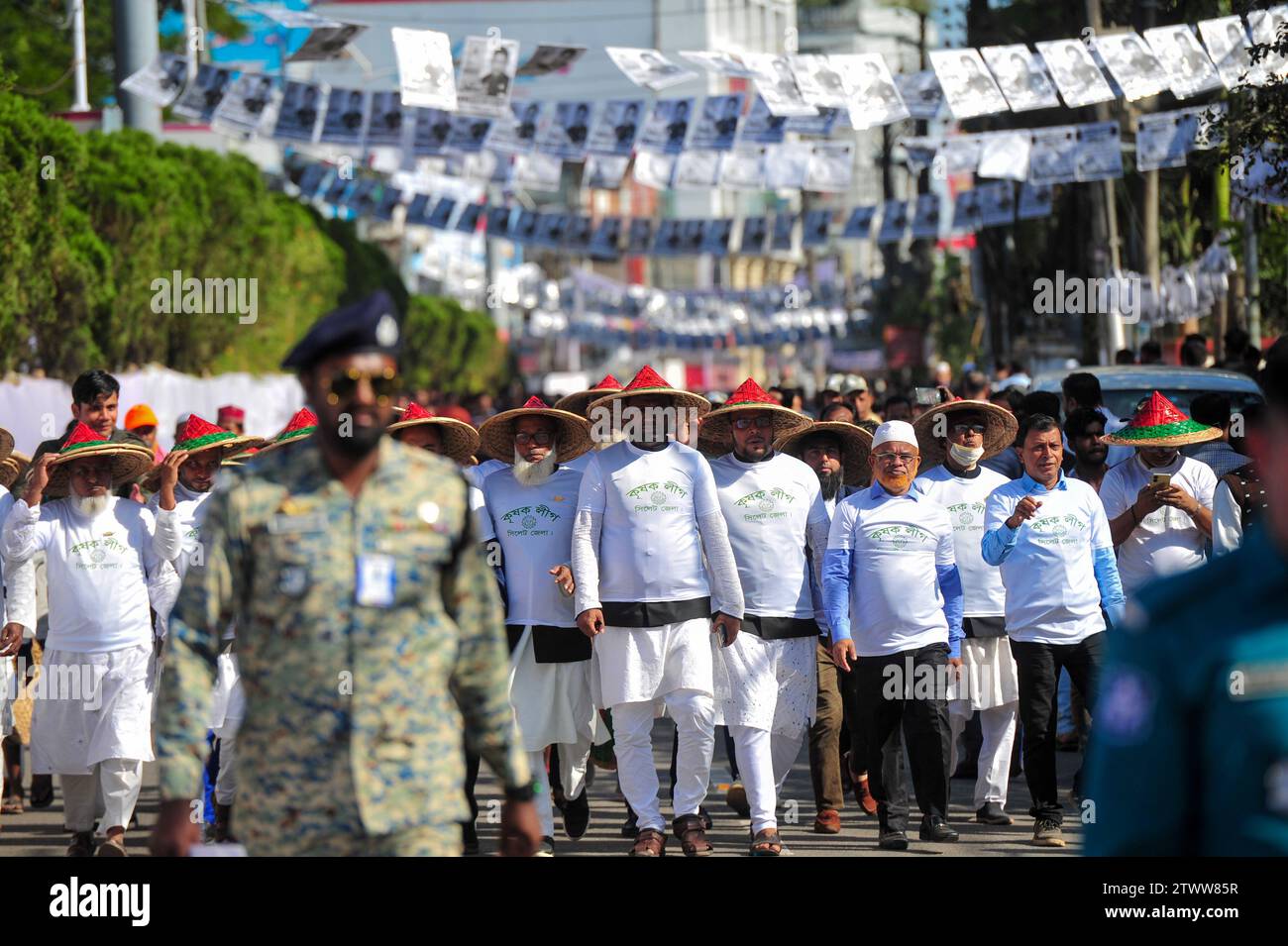 Non esclusiva: Leader di partito, attivisti e sostenitori sono venuti nel campo di Sylhet Alia Madrasa con una processione con i simboli di party Boat nella manifestazione elettorale di Foto Stock