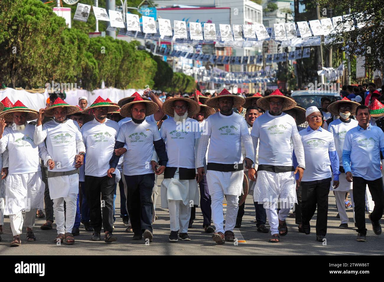 Non esclusiva: Leader di partito, attivisti e sostenitori sono venuti nel campo di Sylhet Alia Madrasa con una processione con i simboli di party Boat nella manifestazione elettorale di Foto Stock