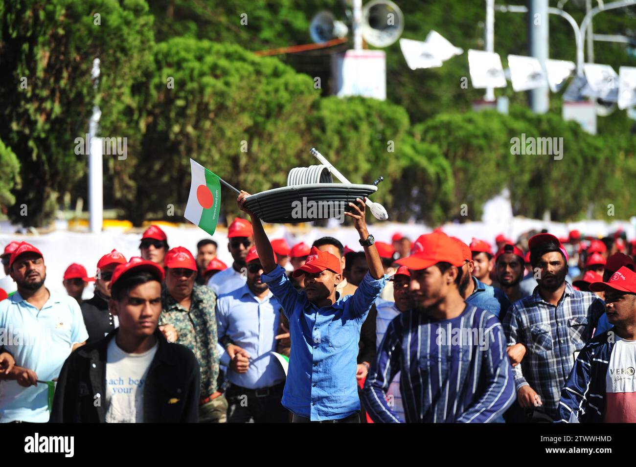 Non esclusiva: Leader di partito, attivisti e sostenitori sono venuti nel campo di Sylhet Alia Madrasa con una processione con i simboli di party Boat nella manifestazione elettorale di Foto Stock