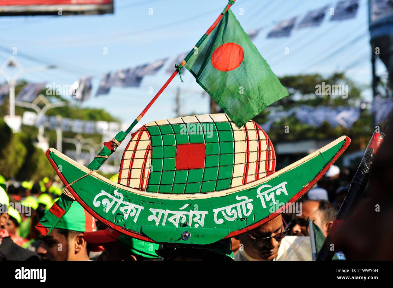 Non esclusiva: Leader di partito, attivisti e sostenitori sono venuti nel campo di Sylhet Alia Madrasa con una processione con i simboli di party Boat nella manifestazione elettorale di Foto Stock