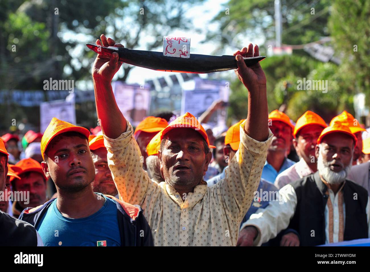 Non esclusiva: Leader di partito, attivisti e sostenitori sono venuti nel campo di Sylhet Alia Madrasa con una processione con i simboli di party Boat nella manifestazione elettorale di Foto Stock