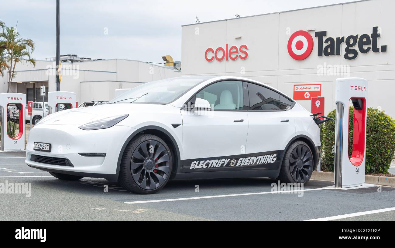 RUNAWAY BAY, QUEENSLAND, AUSTRALIA. 21 dicembre 2023, ricarica auto Tesla presso il centro commerciale Runaway Bay, Queensland, Australia. Foto Stock