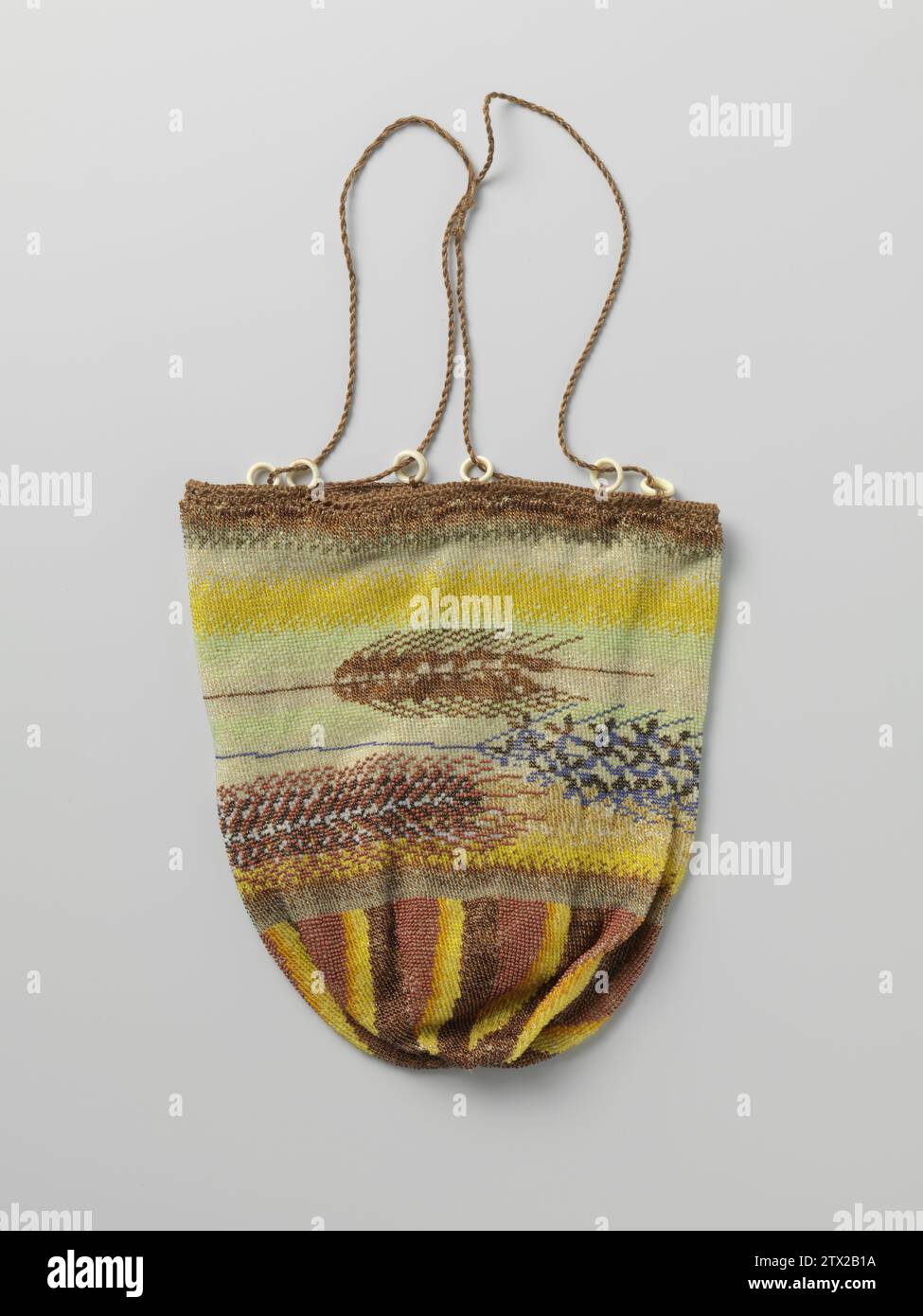 Astuccio tessuto con perle di vetro colorato in marrone, beige e bianco, con un disegno di seta intrecciata e sei anelli di avorio, Wiener Werkstätte (possibile), c. 1910 - c. 1914 astuccio di perle di vetro colorato in marrone, beige e bianco con un'immagine stilizzata. La custodia è rifinita nella parte superiore con un bordo a uncinetto marrone, in cui sei anelli di avorio, attraverso i quali si estraggono i lati attorcigliati che chiudono la tasca. Foderato in cotone lucido. Vienna intera: Vetro. Rand: Seta. Anelli: Osso (materiale). Cordone: Seta. Fodera: Soffiatura in cotone (tessuto) / uncinetto / taglio sacchetto di perle di vetro colorate in marrone, beige e bianco wi Foto Stock