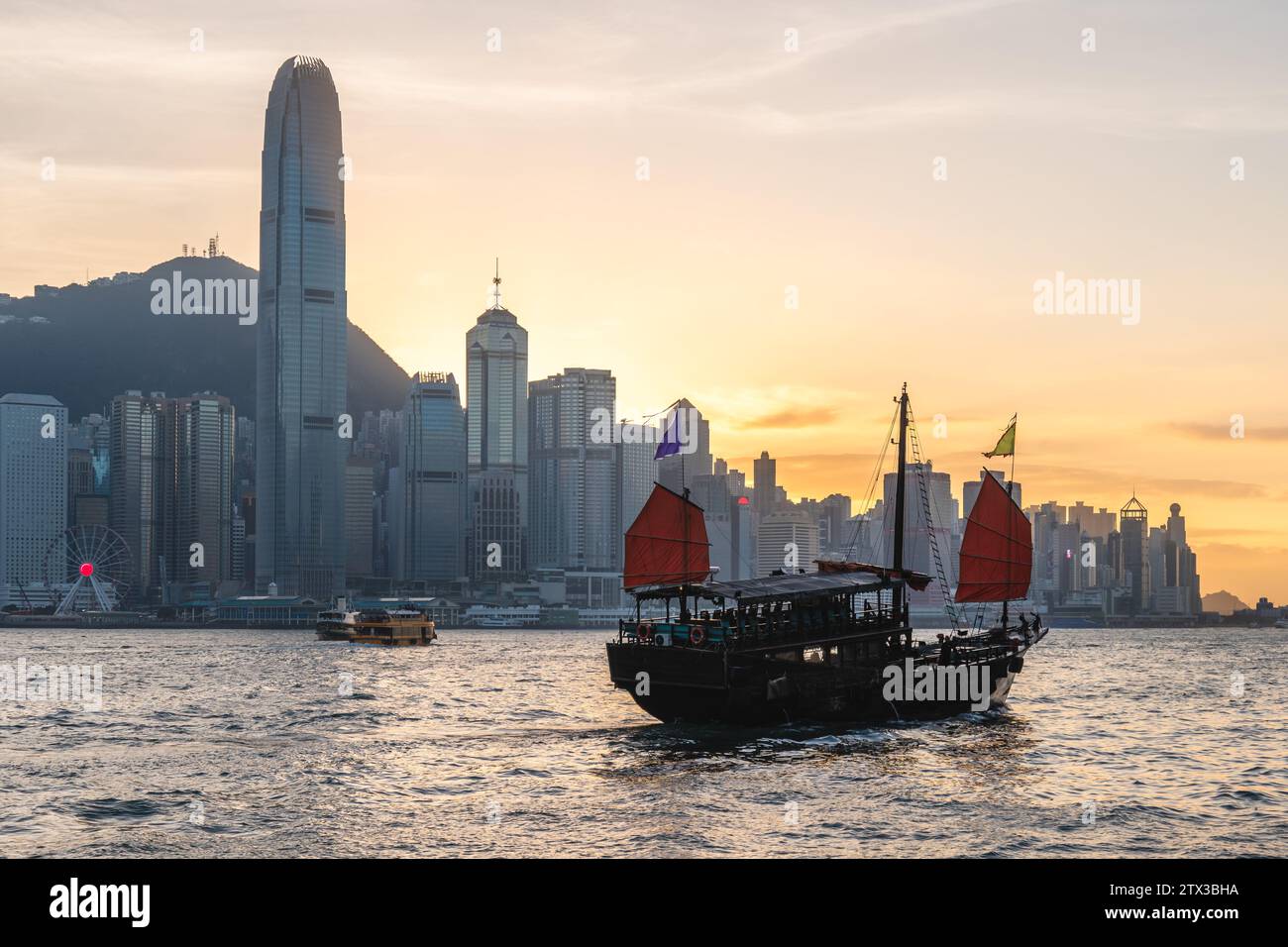 Un cinese Junk che opera nel porto di victoria a hong kong, in Cina Foto Stock