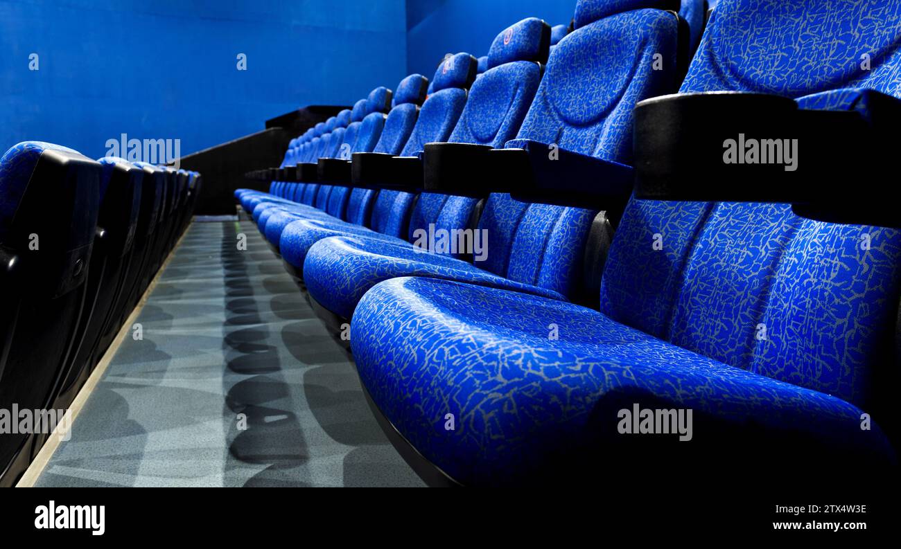 File vuote di posti a sedere in un cinema o in un teatro Foto Stock