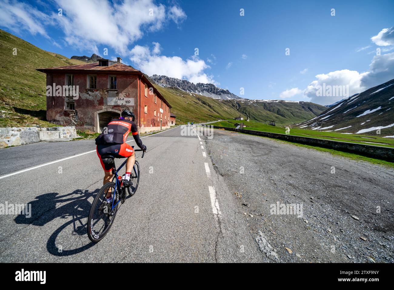 Ciclismo su strada al passo dello Stelvio vicino a Bormio, Italia Foto Stock